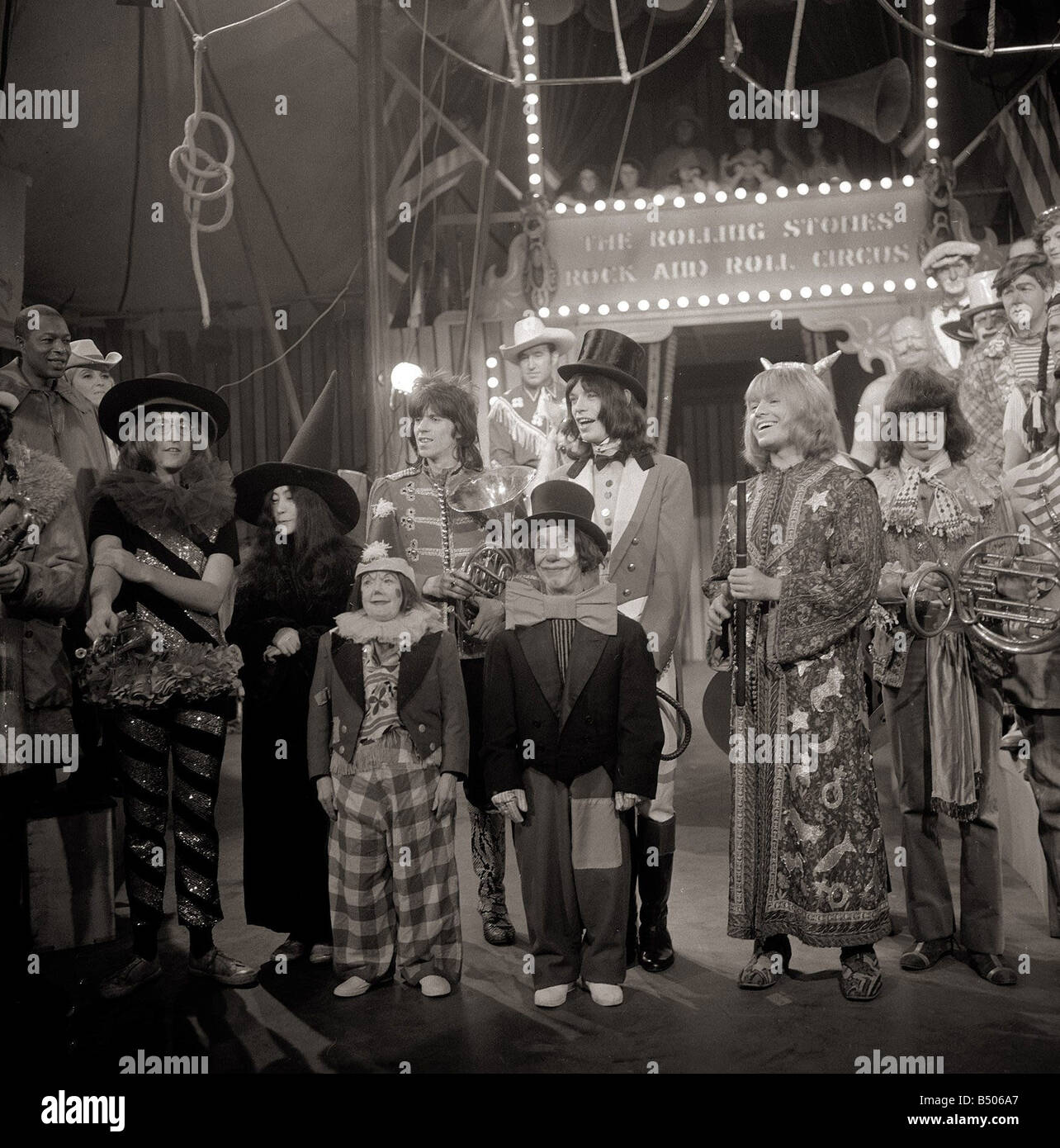 Die Rolling Stones im Dezember aufgenommen 1968 Bild nach der Aufnahme ihre Rock'n'Roll-Zirkus-Show in den Intertel Studios in Wembley London speziell für das Screening über Weihnachten Mick Jagger gekleidet als Zirkusdirektor John Lennon Yoko Ono Keith Richards Charlie Watts Brian Jones Bill Wyman Unterhaltung Musik Studio Gruppen Zirkus Darsteller der 1960er Jahre Stockfoto