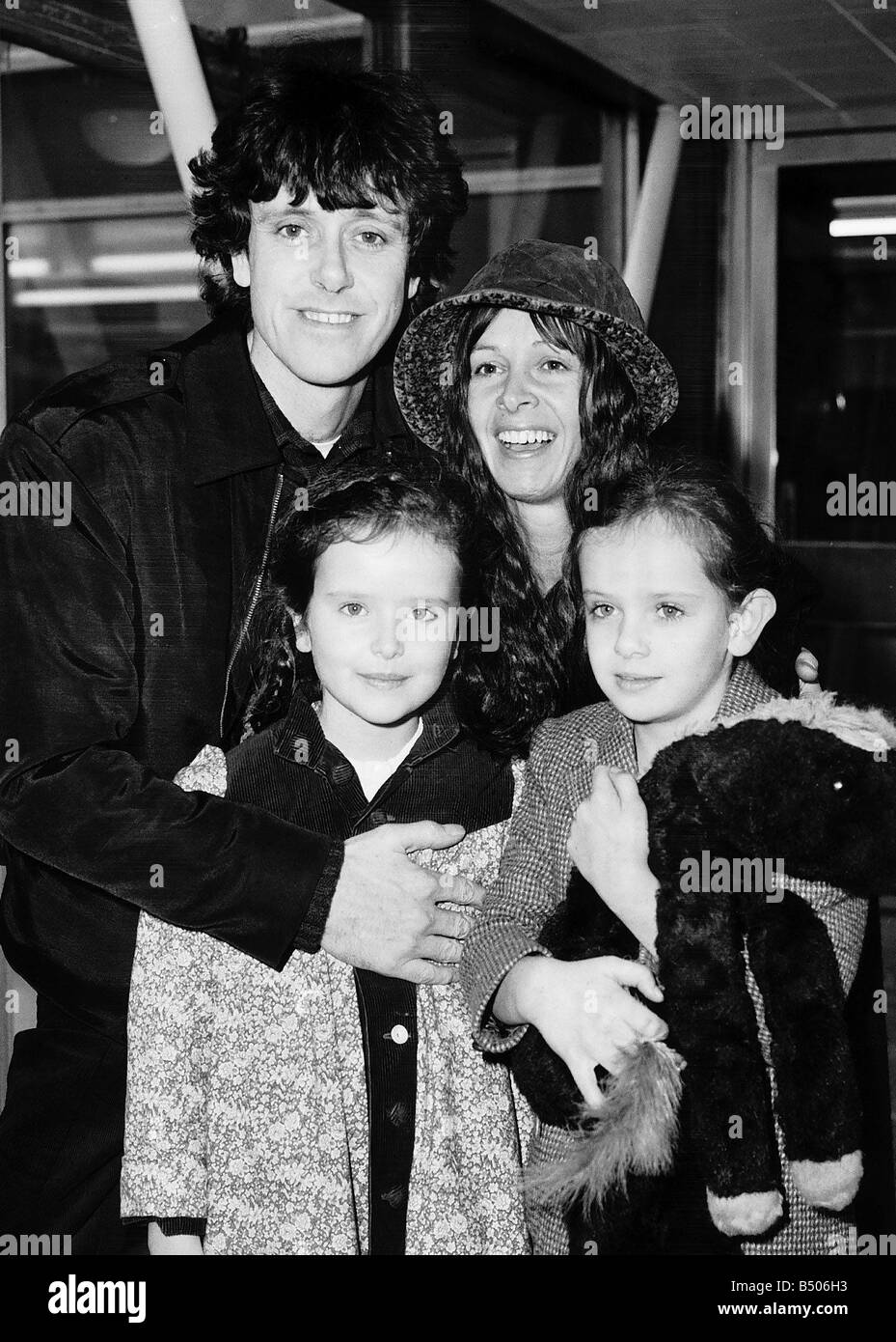Donovan-Sänger mit seiner Frau Linda und Töchtern Astrella und Oriole am Flughafen Heathrow Stockfoto