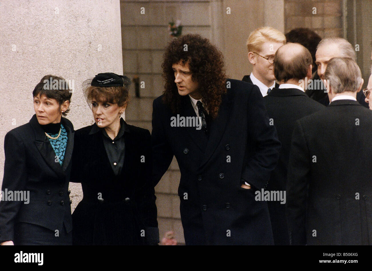 Freddie Mercury-Beerdigung-Queen-Lead-Gitarrist Brian May mit Freundin Anita Dobson Stockfoto