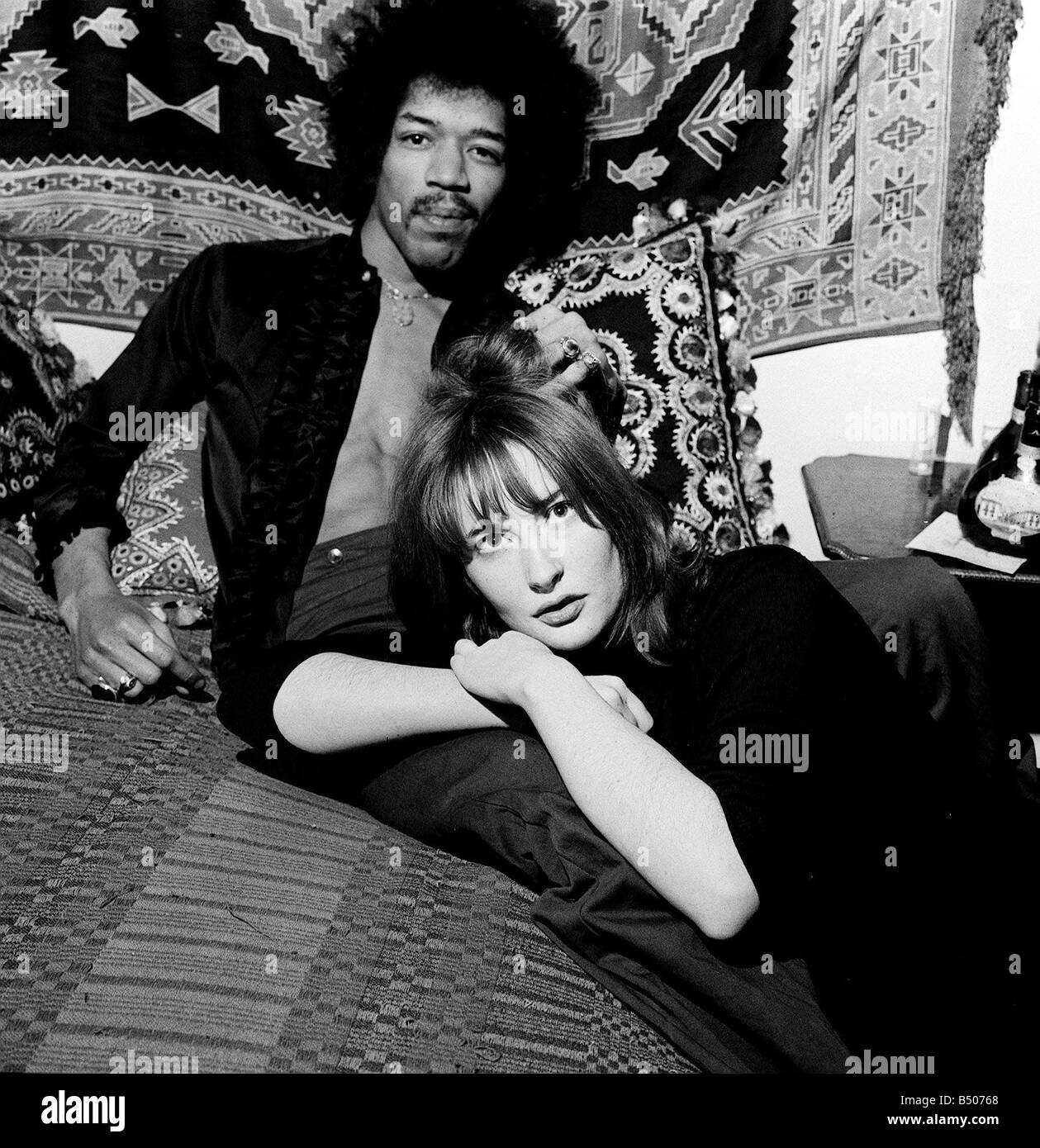 Jimi Hendrix mit Freundin Kathy Etchingham in seinem 1969 Mayfair flach Stockfoto