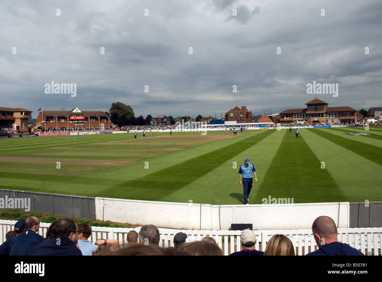 Ein Blick vom Grenze von Somerset Cricket Club, Taunton, England, aktive, Ball, Schläger, Schlagmann, Bowler, lässig, Club, Gemeinschaft, c Stockfoto
