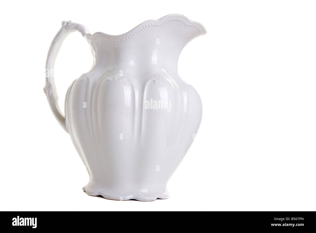 Ein weißer Keramik Milch Krug auf weißem Hintergrund Stockfoto