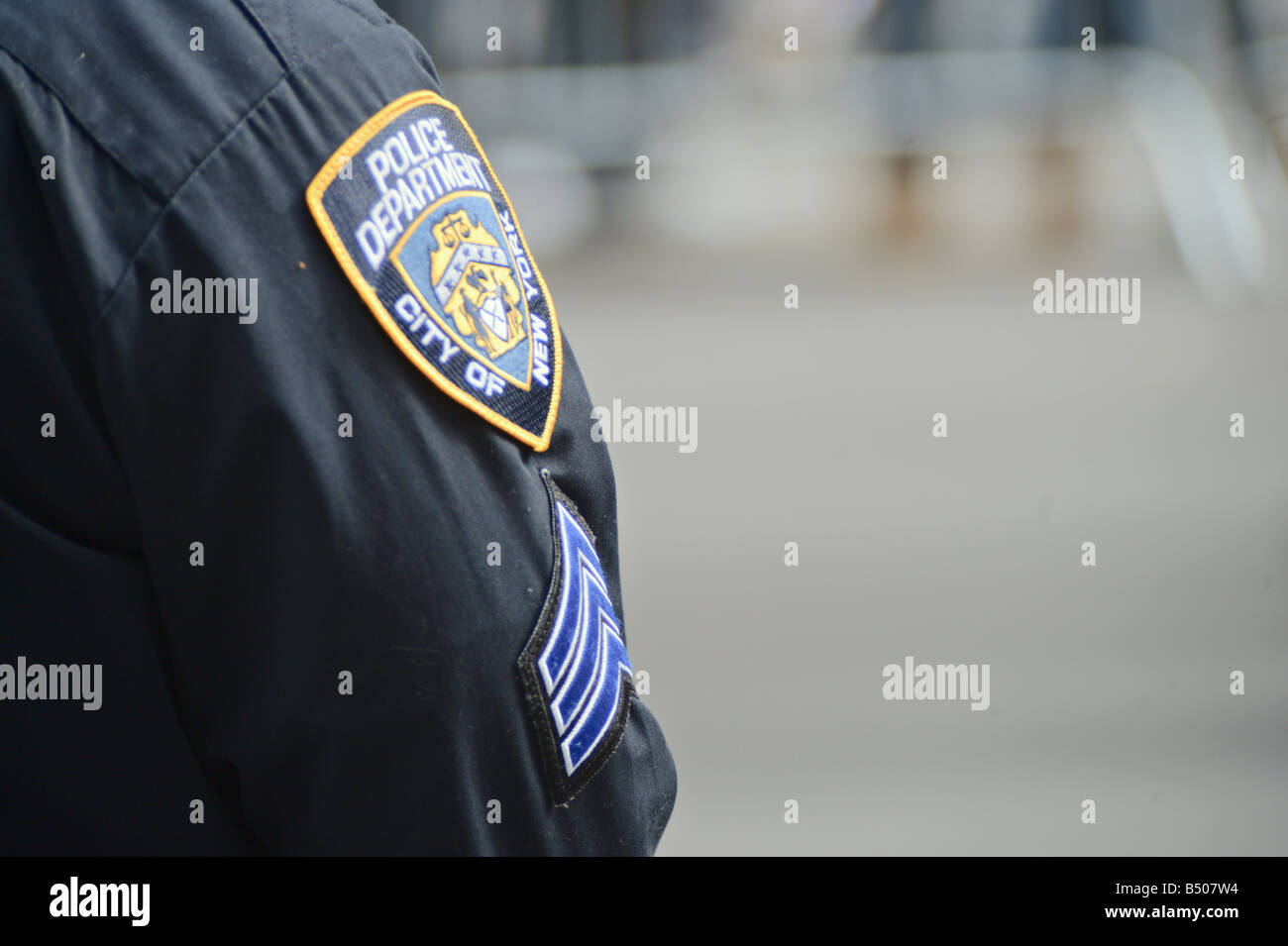Nahaufnahme des New York Police Department Patch und Sergeant s Streifen am Ärmel des Offiziers Stockfoto