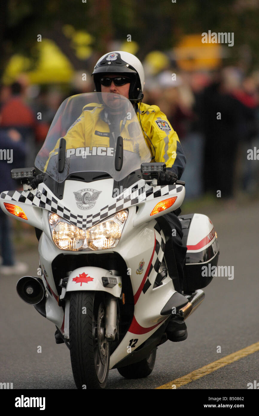 Motorrad-Polizisten am Kopf des Royal Victoria Marathon Victoria British Columbia Kanada Stockfoto