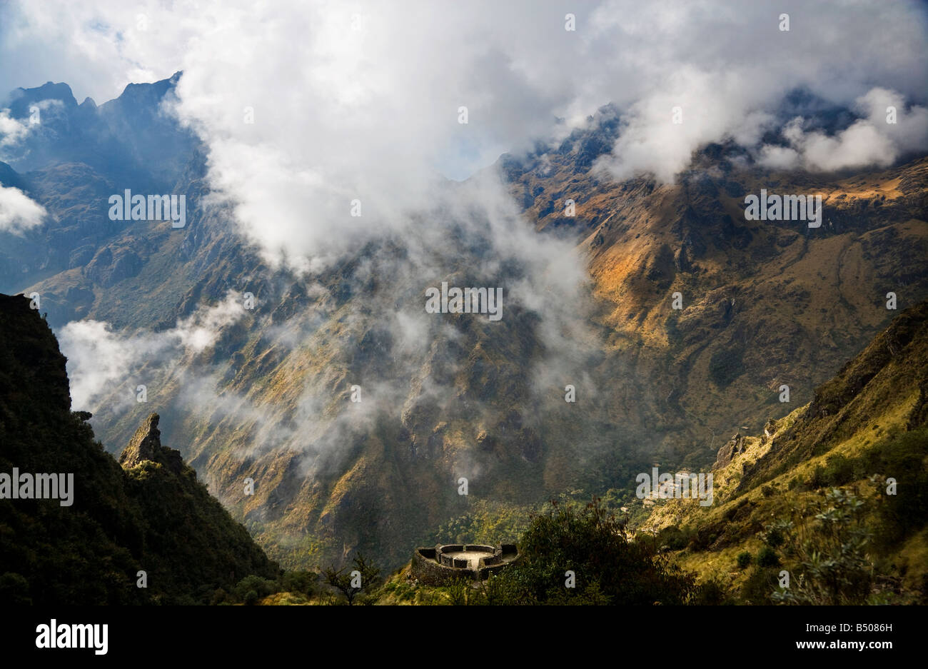 Blick auf die Anden und die Inka-Ruinen Runkurakay oder Runkuracay genommen am dritten Tag drei des Inka-Trails, Peru. Stockfoto