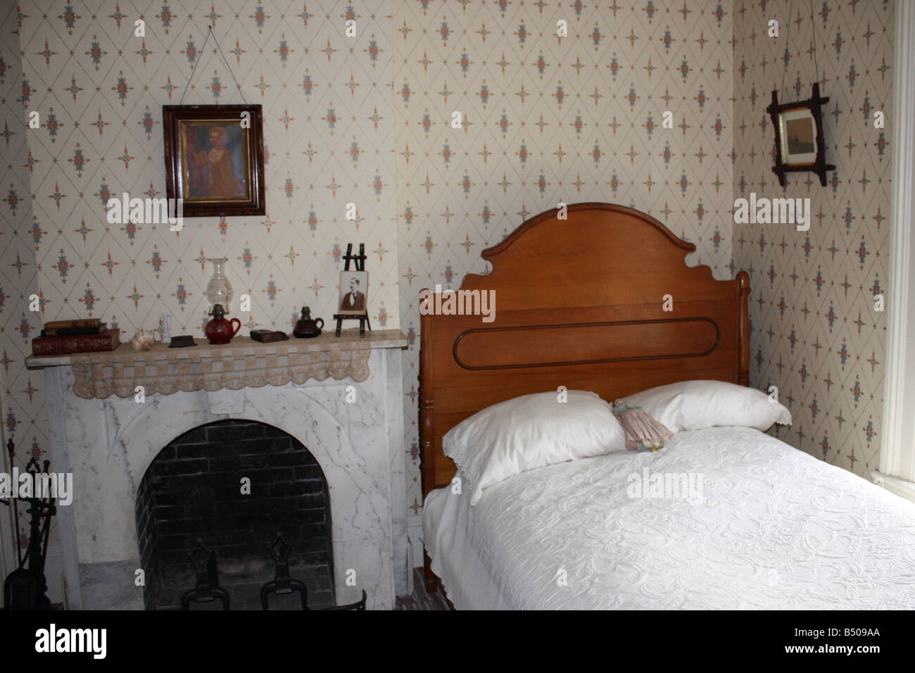 19. Jahrhundert Stil Schlafzimmer mit Kamin, Henry Fords Greenfield Village Stockfoto