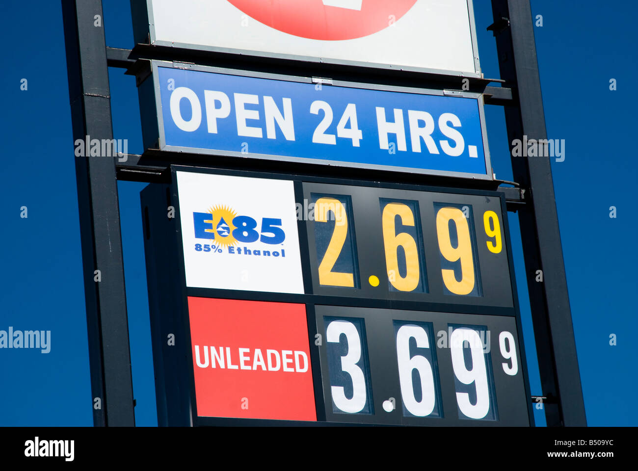 Preis Zeichen für E85-Kraftstoff im Vergleich zu bleifreiem Benzin Stockfoto