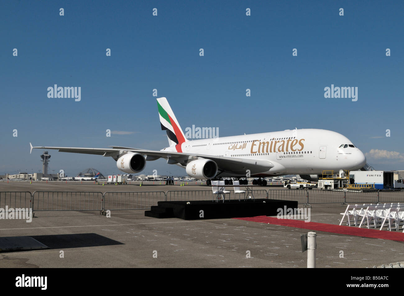 Emirates Airbus A380 super-Jumbo Jet geparkt auf dem Vorfeld in der Nähe von Flight Path Museum auf der südlichen Start-und Landebahnen von LAX Stockfoto