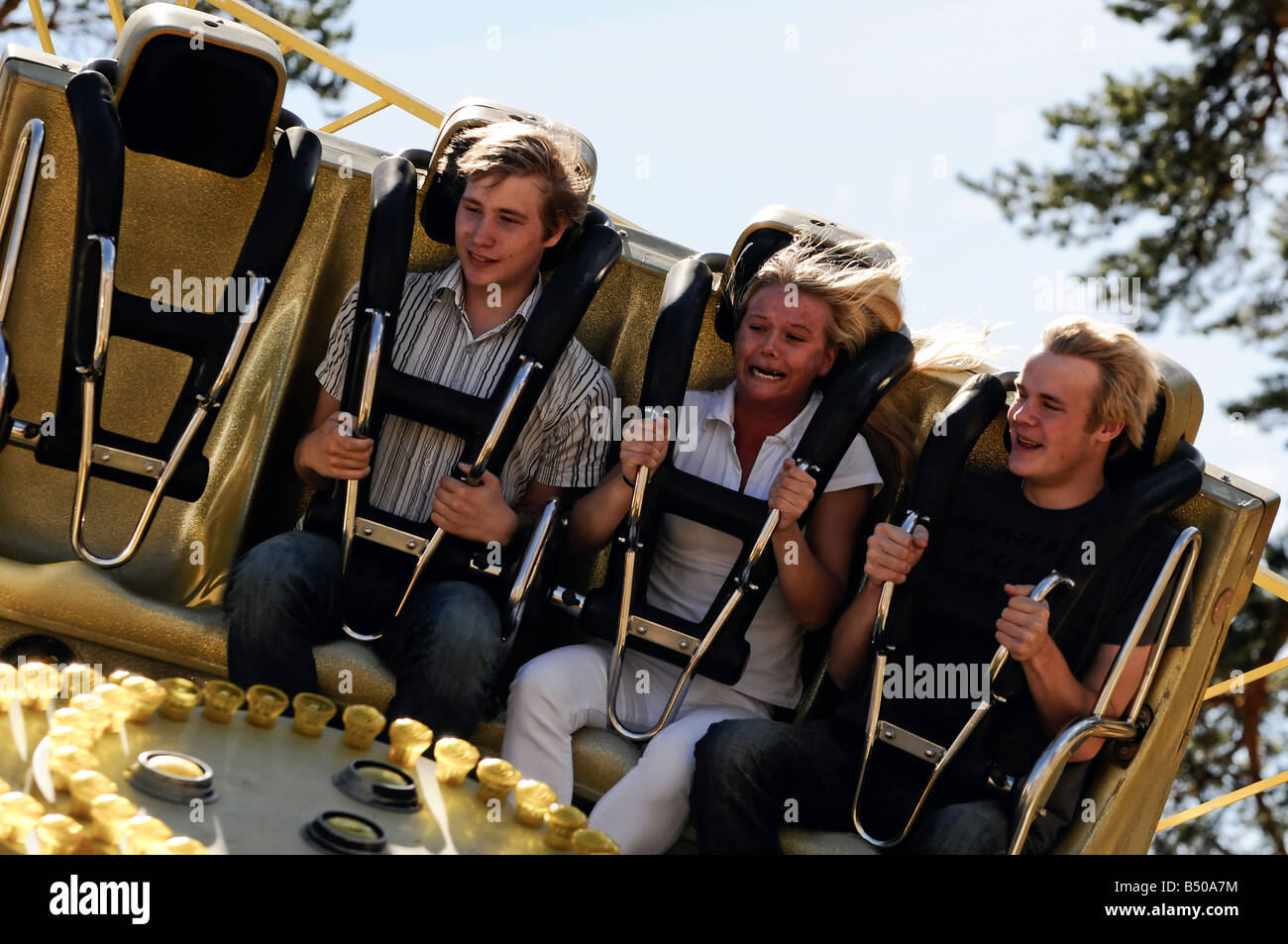 ASELE Schweden Juli 18 junge Menschen amüsieren sich auf einem Jahrmarkt bei Asele Marknad Schweden 18. Juli 2008 Stockfoto