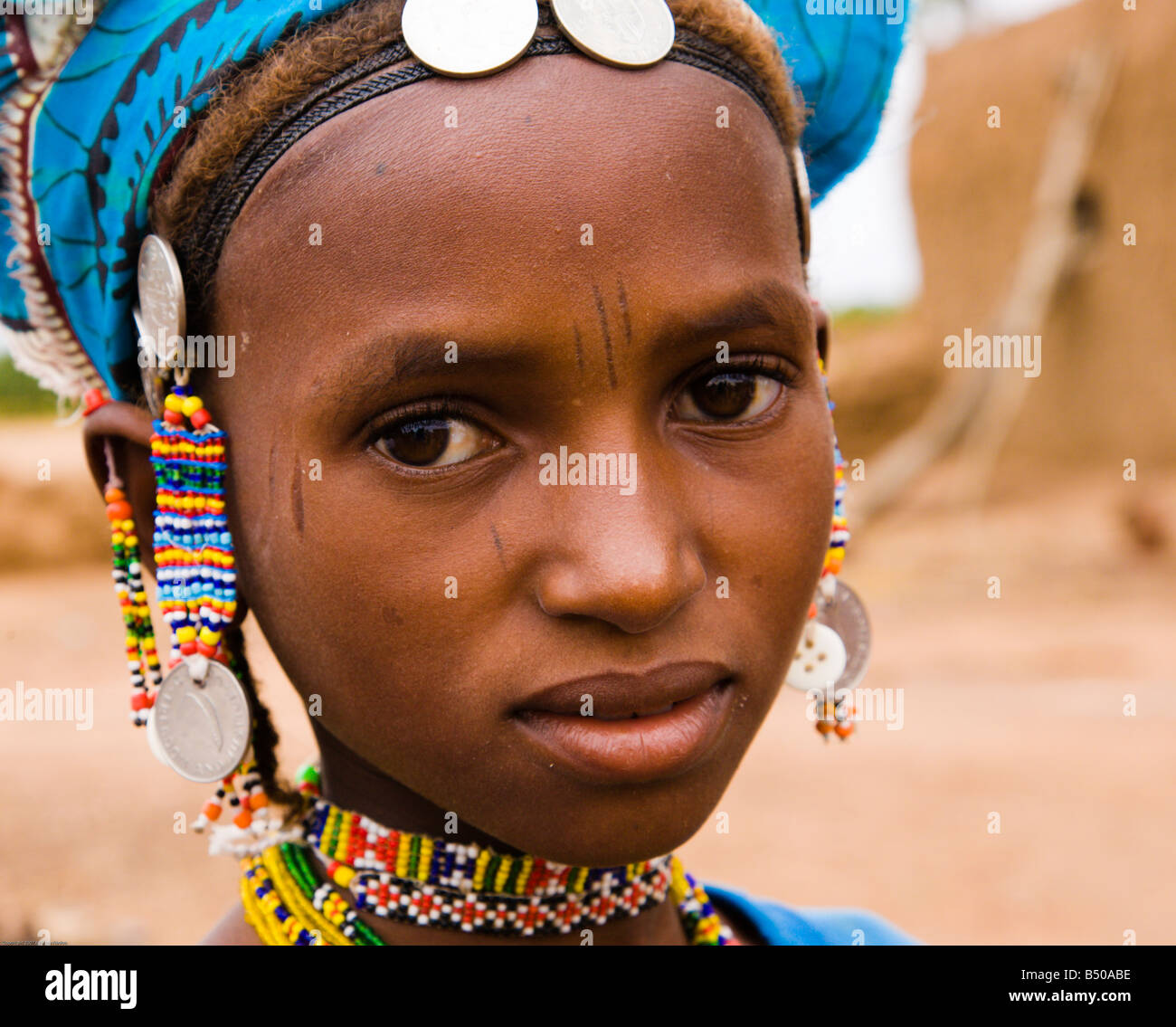 13. Juli 2007 Mädchen im südwestlichen Niger trägt die traditionelle Perle und Silber Münze Schmuck der Fulani Menschen Stockfoto