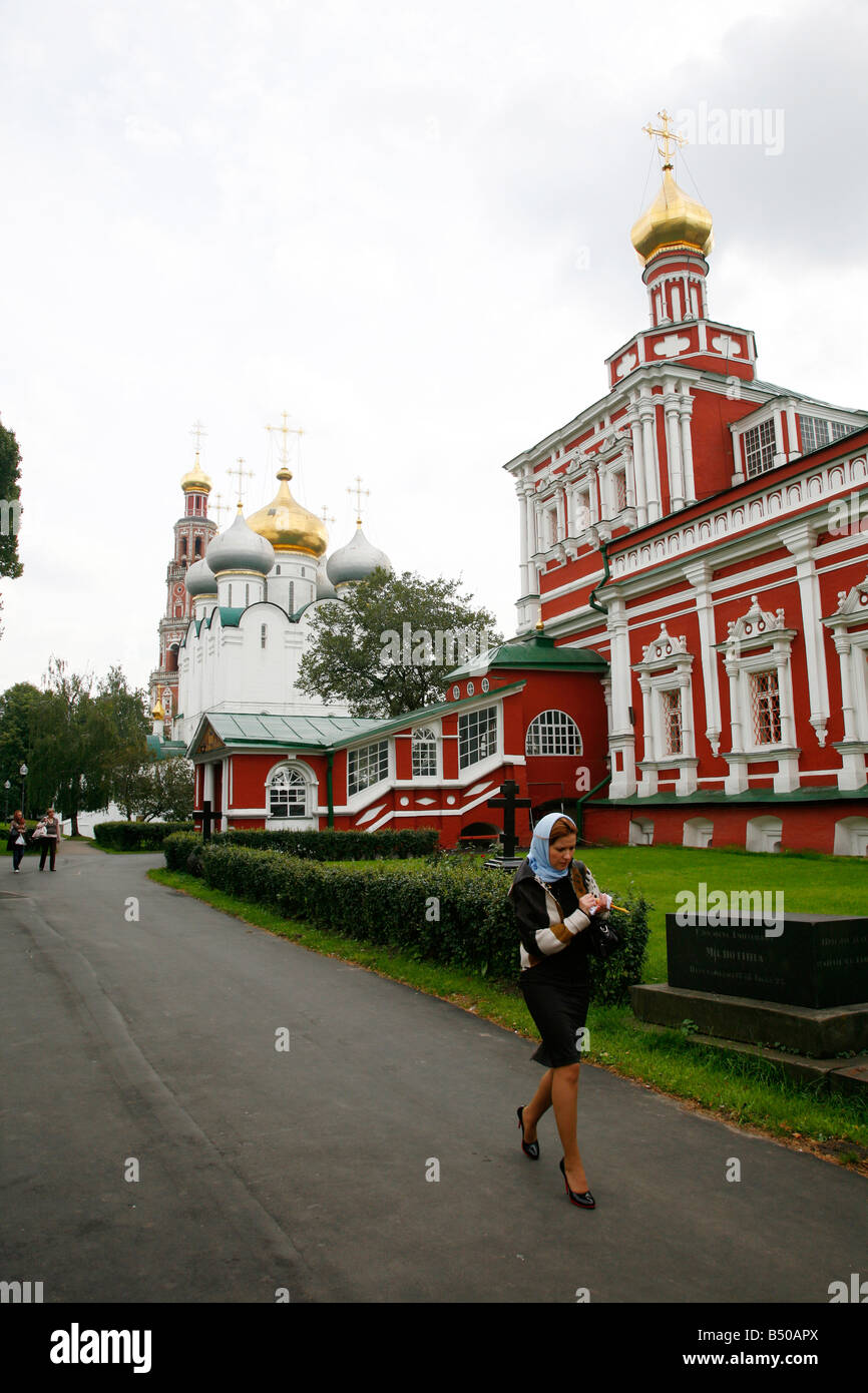 Sep 2008 - Gate Kirche der Fürbitte und der Kathedrale der Jungfrau Smolensk im Nowodewitschi-Kloster Moskau Russland Stockfoto