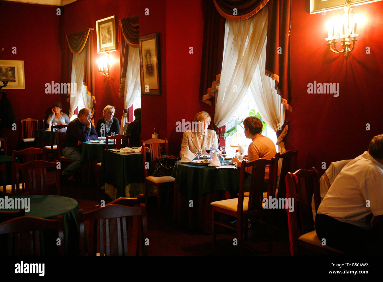 Leute sitzen auf das literarische Cafe St.Petersburg Russland Stockfoto