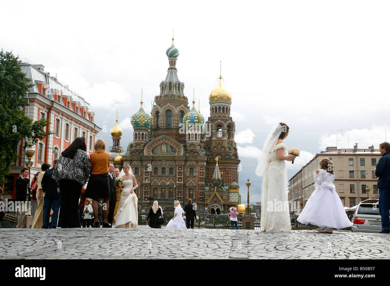 Sep 2008 - Blut Menschen posieren für Fotos vor der Kirche auf dem St.Petersburg Russland Stockfoto