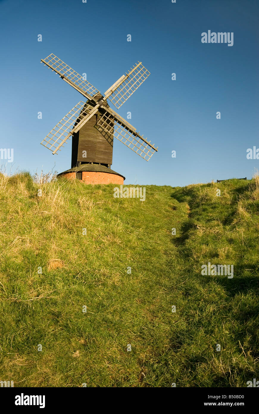 Auf der Suche auf grasbewachsenen Hügel, Brill Windmühle 17. Jahrhundert Holzpfosten Mühle Buckinghamshire England Stockfoto