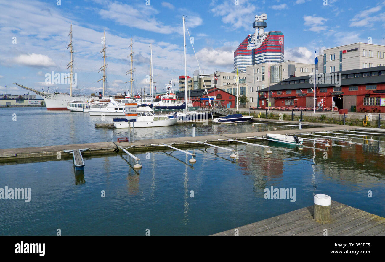 Lilla Brommens Hafen in Göteborg mit dem Utkiken-Turm in der Mitte und Segelschiff Viking auf der linken Seite an einem sonnigen Tag Stockfoto