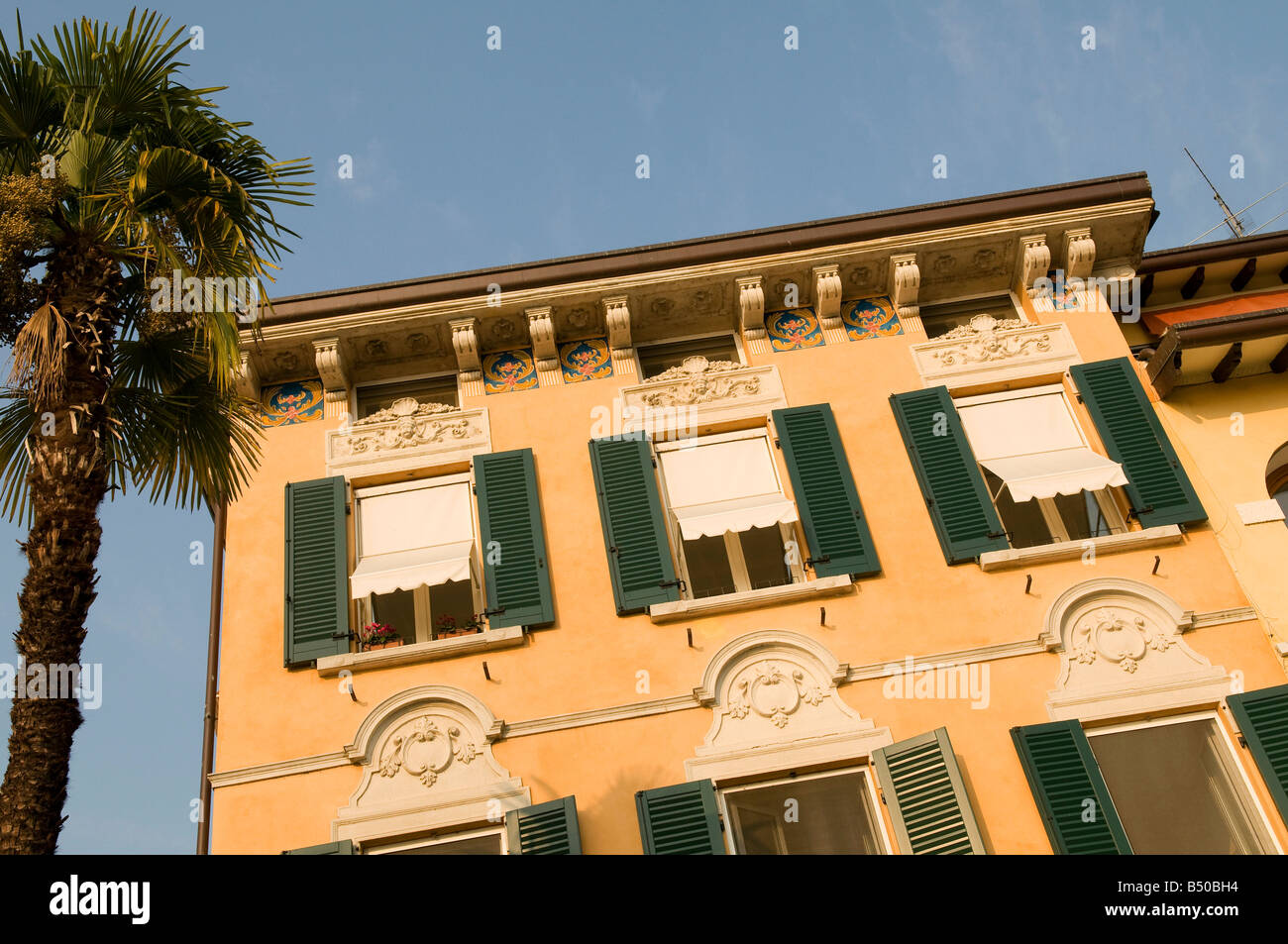 reich verzierte italienische Architektur, Sirmione, Gardasee, Italien Stockfoto