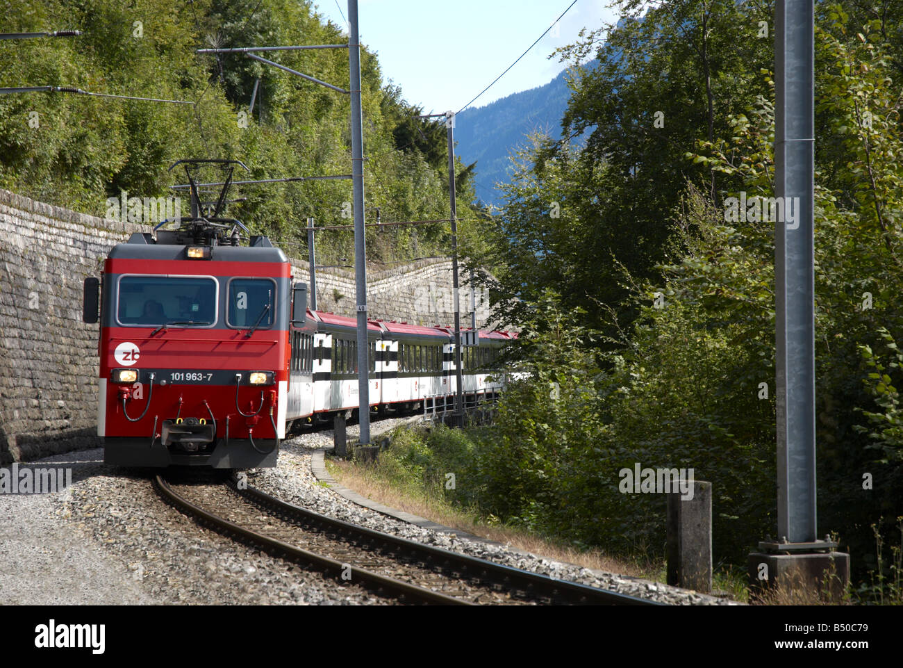 ZB Zentralbahn Zug nähert sich Interlaken Bahnhof Ost Schweiz sterben Stockfoto