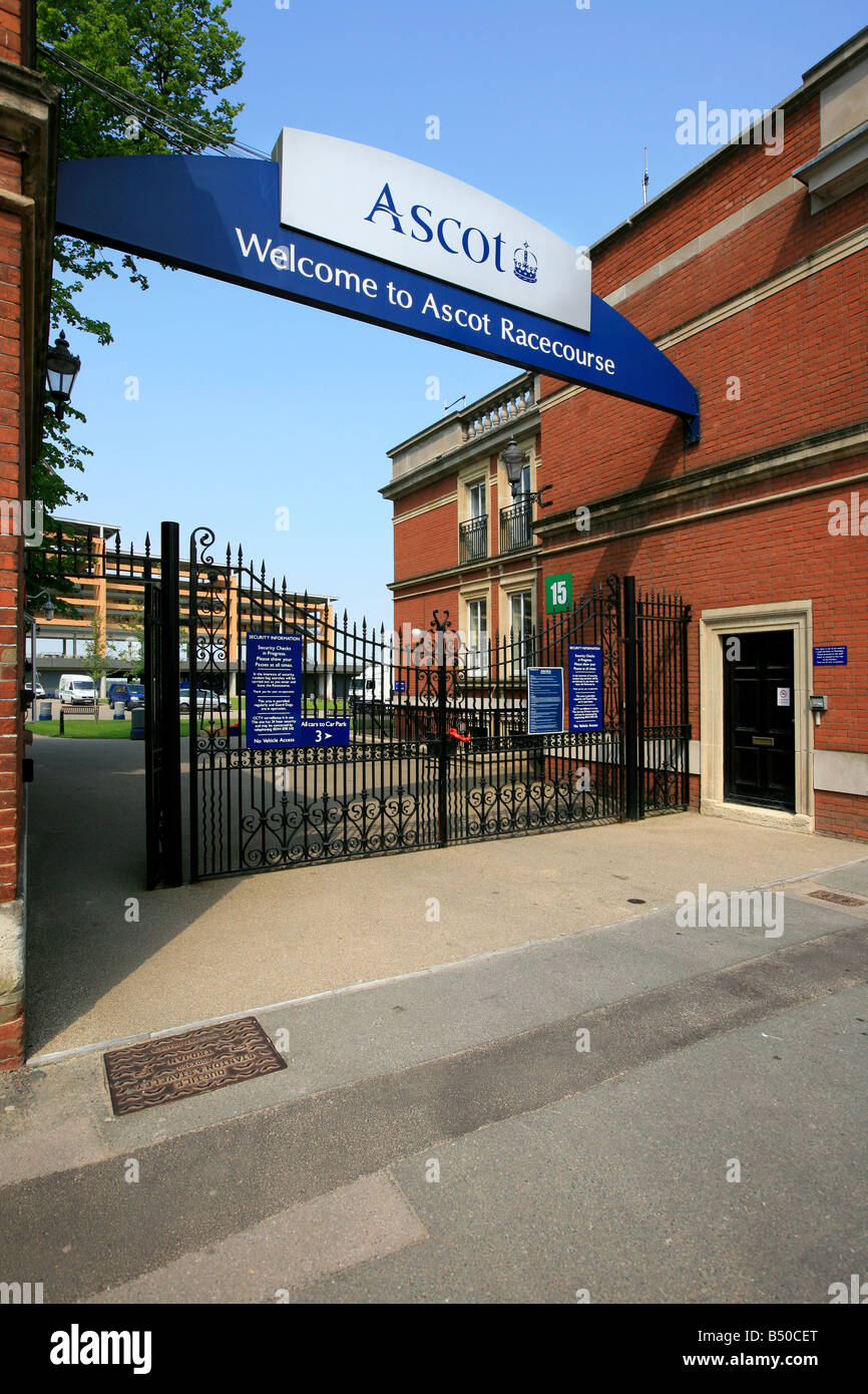 Royal Ascot Racecourse Willkommen Schild mit Krone Stockfoto