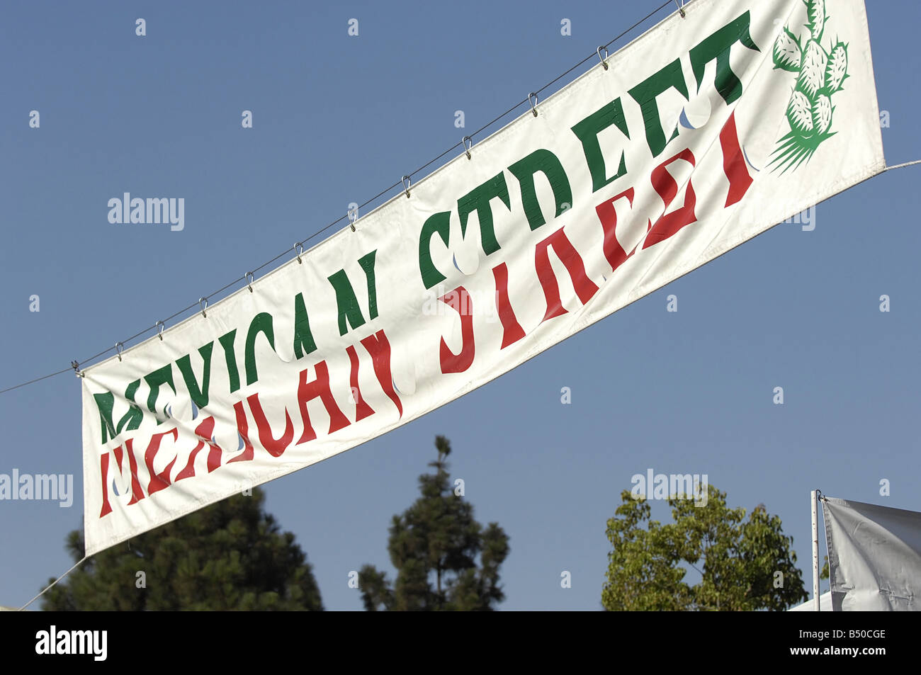 Ein Schild mit dem Titel "mexikanischen Straße" markiert einen Bereich von einem internationalen Street Fair Stockfoto