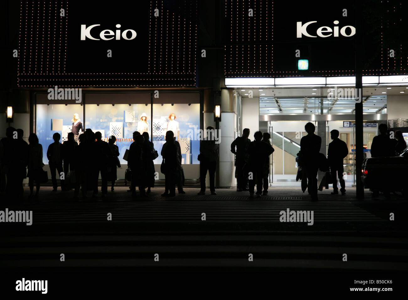 Das Keio Kaufhaus befindet sich oberhalb der Shinjuku Station an der Keio-Linie und neben der Limousine-Bushaltestelle in Tokio Japan Stockfoto