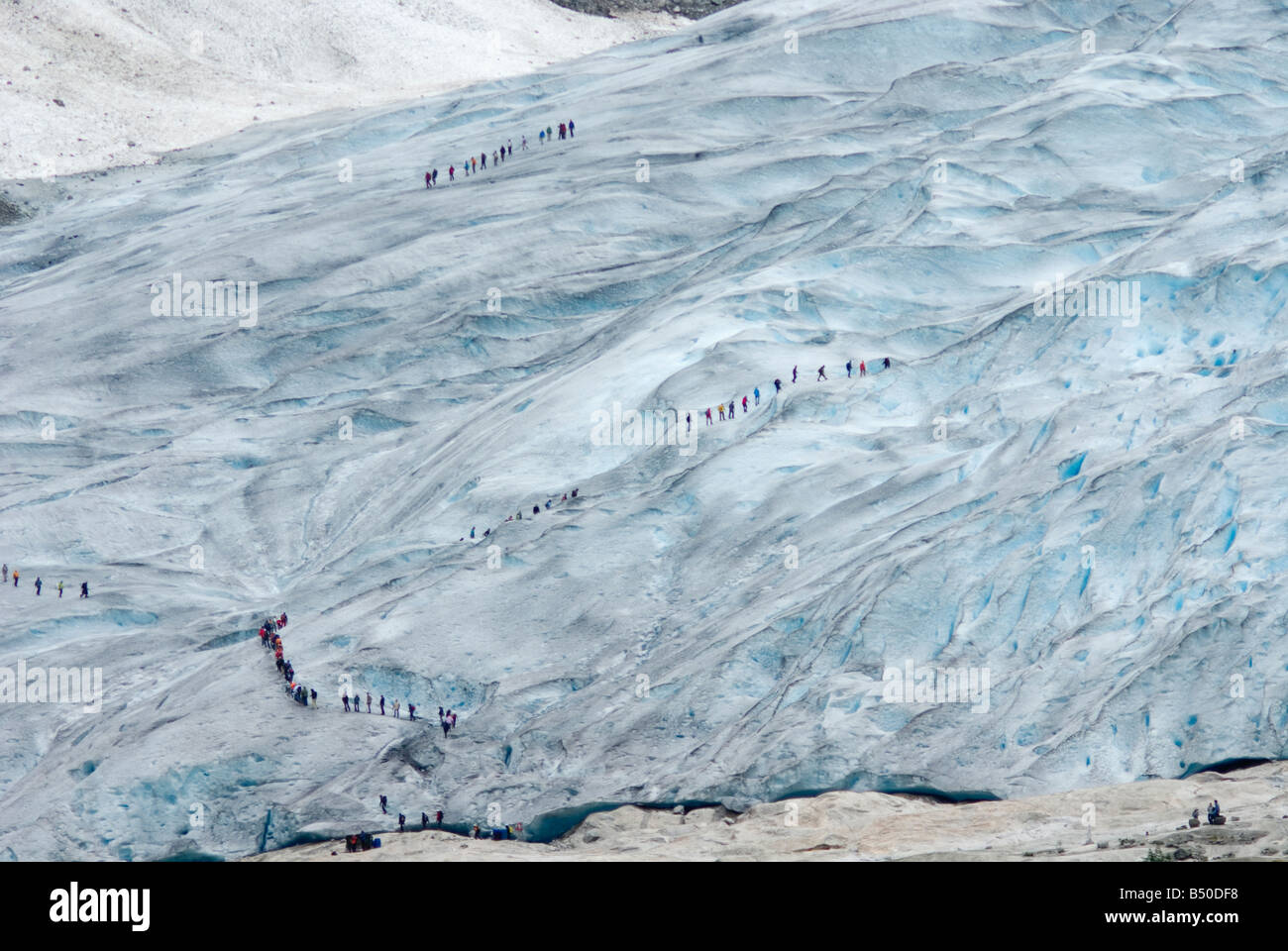 Der Fuß des Gletschers und Touristen auf das Eis klettern Stockfoto