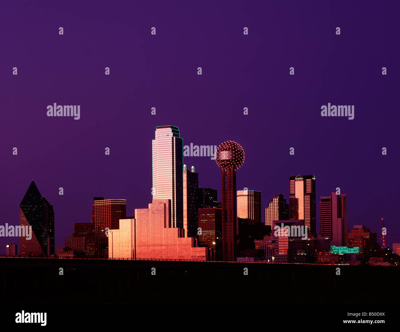 Dallas Texas Skyline von Westen in der Abenddämmerung Stockfoto