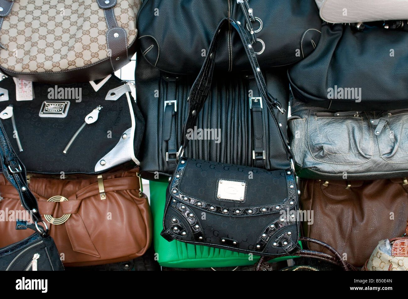 Besigner Taschen Hung up For Sale in einem Markt Stockfoto