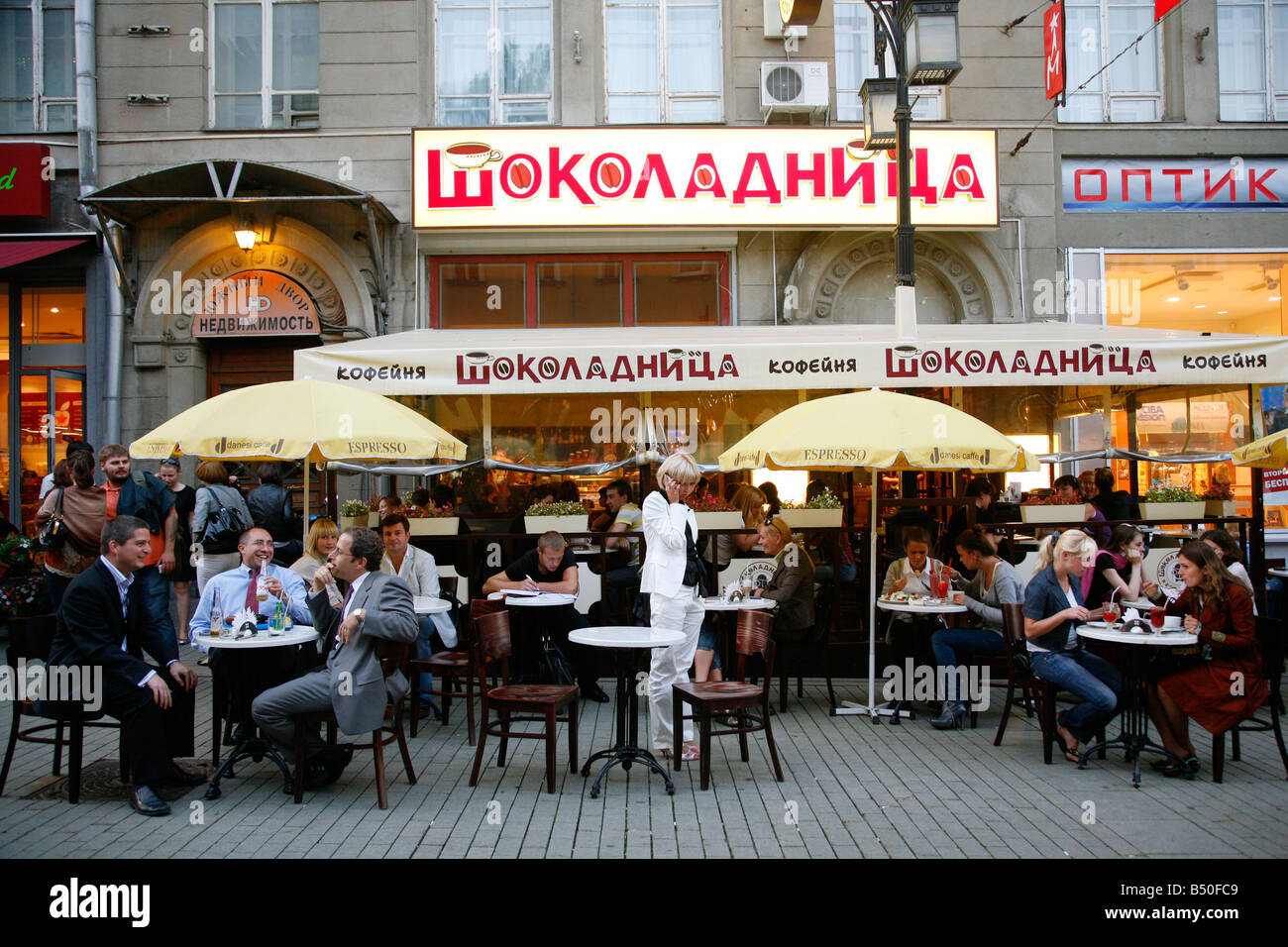 Sep 2008 - Leute sitzen im Café im Freien auf Kamergersky Pereulok Straße neben der Tverskaya Ulitsa Street, Moskau, Russland. Stockfoto