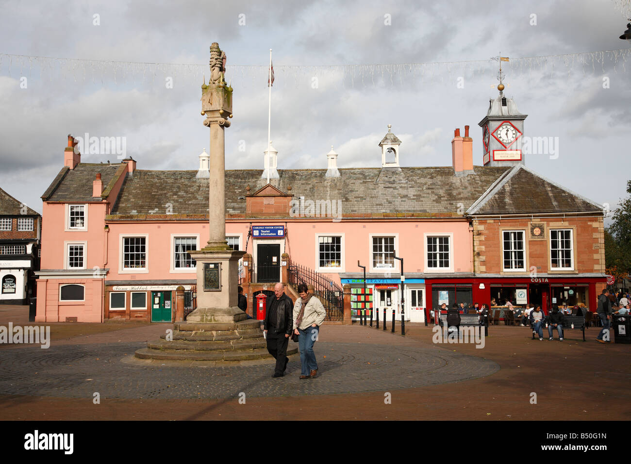 Carlisle Markt cross Sonnenuhr vor dem Rathaus Stadtzentrum. Carlisle, Cumbria, England, Vereinigtes Königreich. Stockfoto
