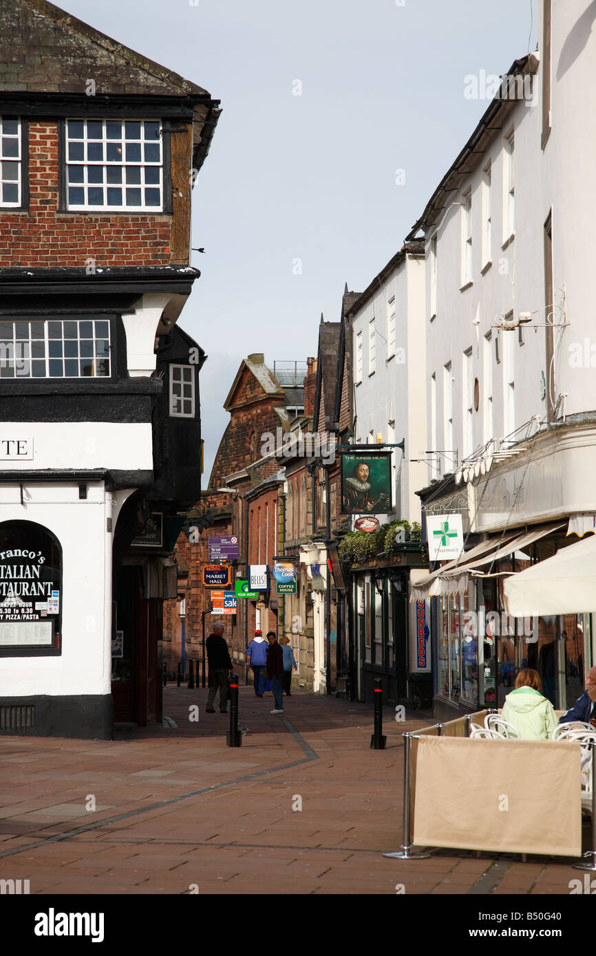 Guildhall Museum auf der linken Seite mit Käufern und Touristen genießen, Mittagessen und Erfrischungen. Fisher Street, Carlisle, Cumbria, UK. Stockfoto