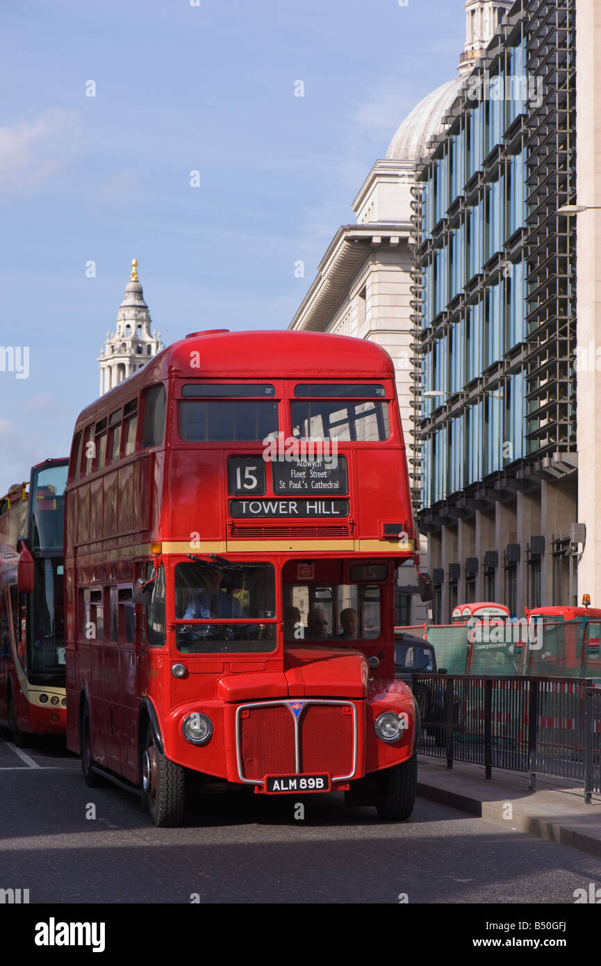 Alte rote Routemaster auf der Straße im Dienst London Vereinigtes Königreich Stockfoto