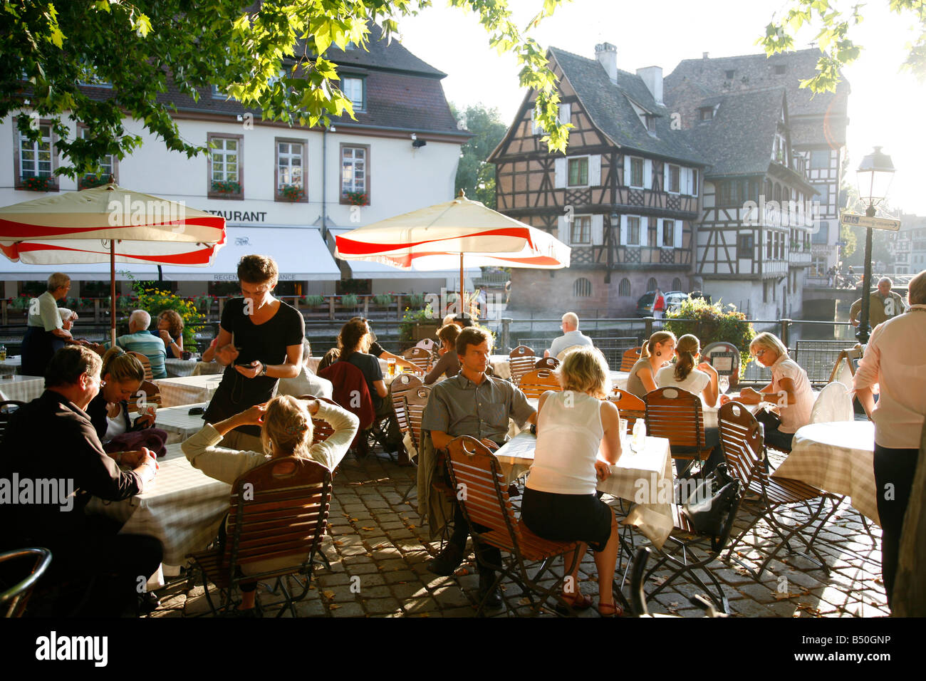 Sep 2008-Leute sitzen in einem Restaurant im Freien in Petite France-Straßburg-Elsass-Frankreich Stockfoto