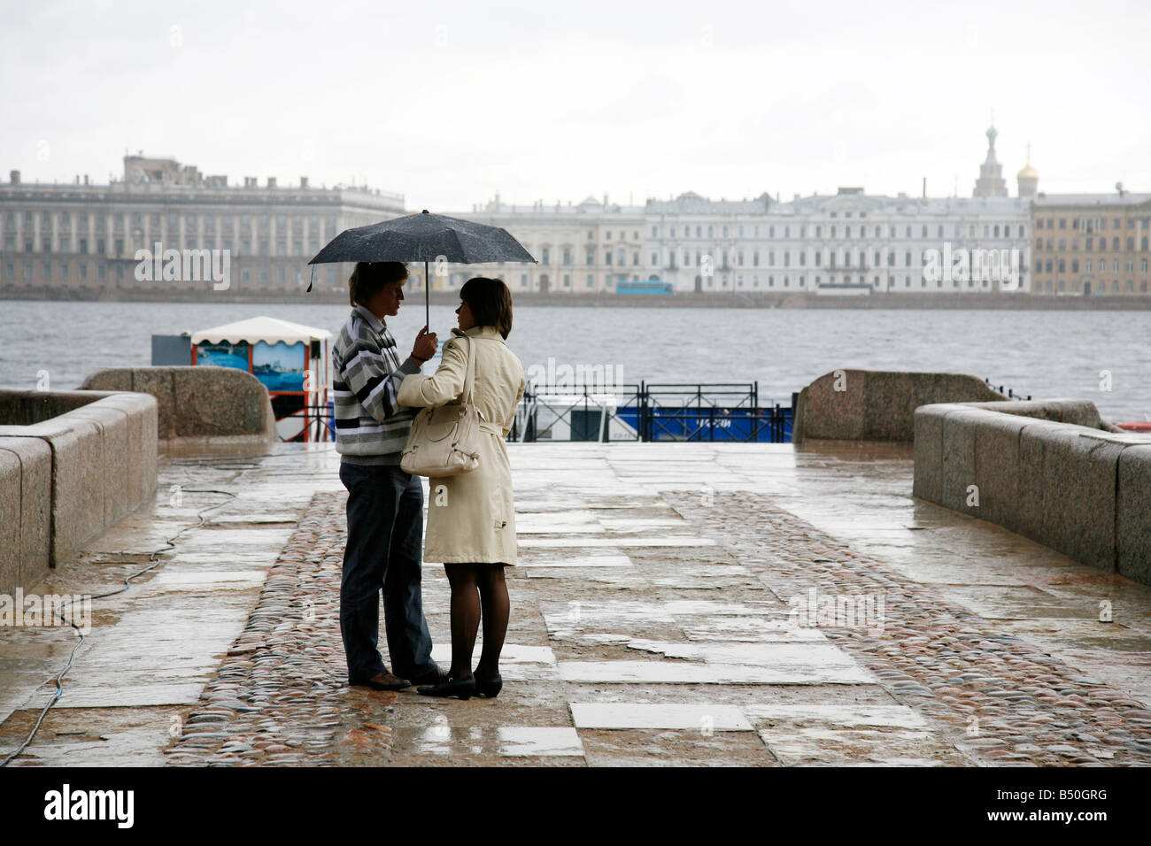Aug 2008 - Couple Standing unter einem Regenschirm in Vaslievskiy Insel St.Petersburg Russland Stockfoto