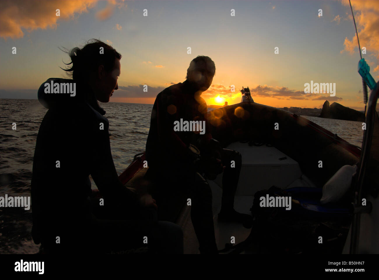 Taucher in Zodiac Schlauchboot zurück in Sonnenuntergang nach einem Tauchgang Stockfoto