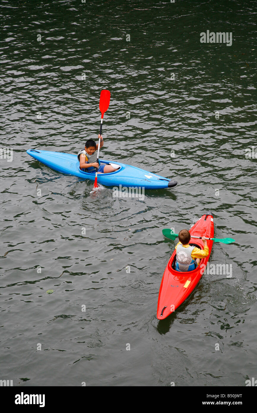 Sep 2008 - Kinder mit Kajaks auf der Ill Straßburg Elsass Frankreich Stockfoto