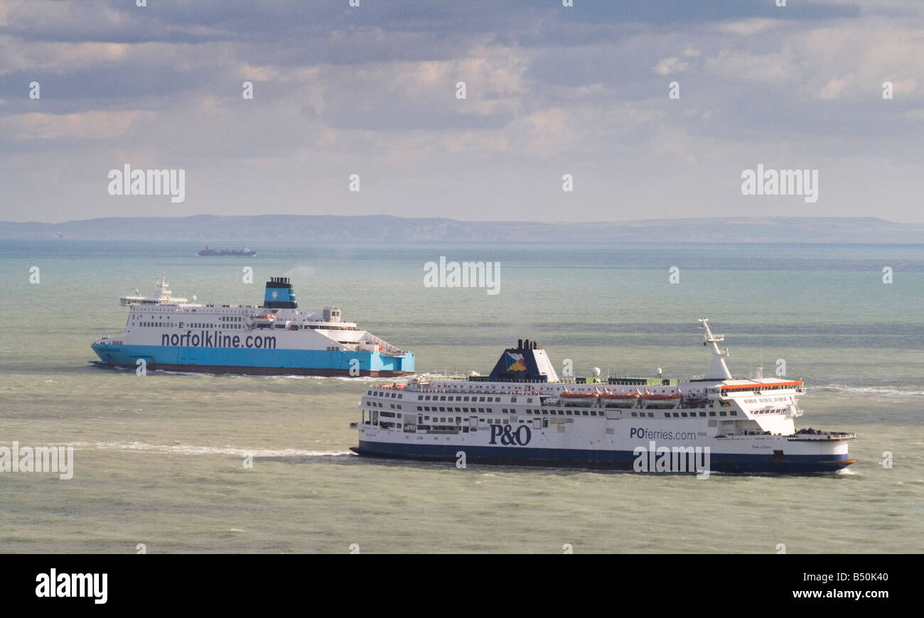 Zwei Fähren, die außerhalb des Hafens im Ärmelkanal verkehren Von Dover Stockfoto