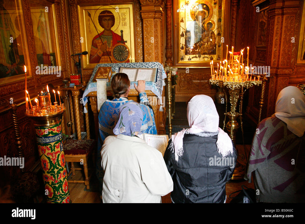 Sep 2008 - Menschen-Anbetung in der Kapelle der iberischen Jungfrau bei der Auferstehung Tor Moskau-Russland Stockfoto