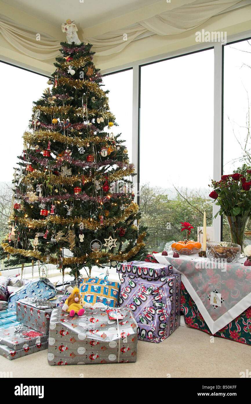 Weihnachtsschmuck und Geschenke in einem Englisch-Haus Stockfotografie -  Alamy