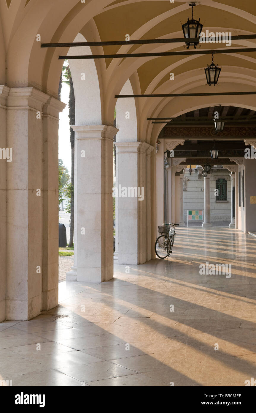 gewölbte Passage in Salo, Gardasee, Italien Stockfoto