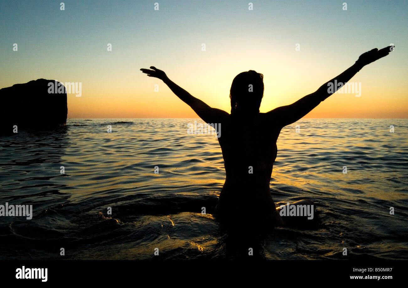 Frau auf einem spanischen Strand Yoga praktizieren. Stockfoto
