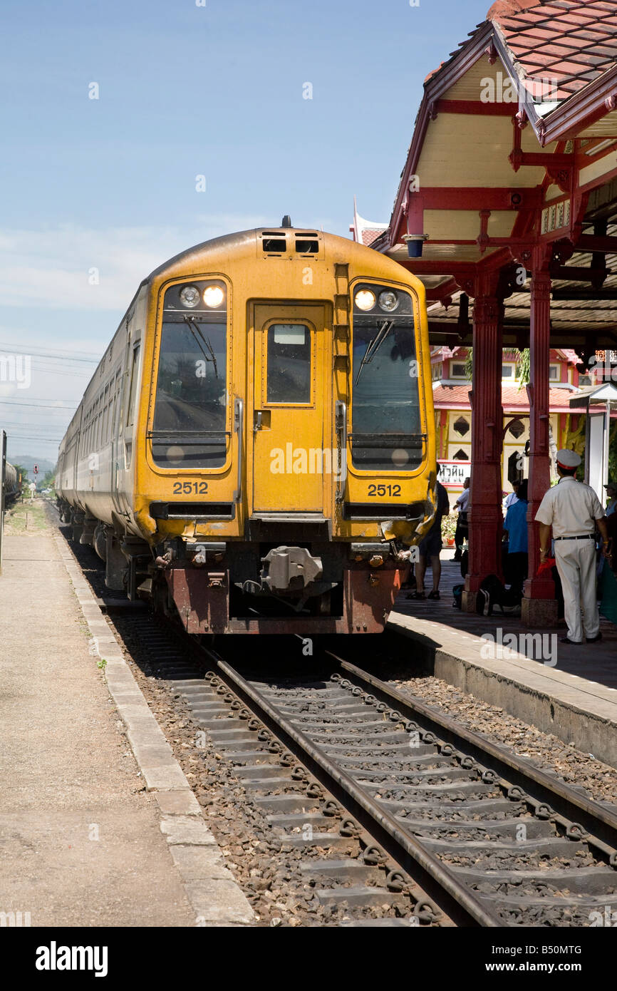 Personenzug am Bahnhofsplatz Hua hin, Thailand. Asien Stockfoto