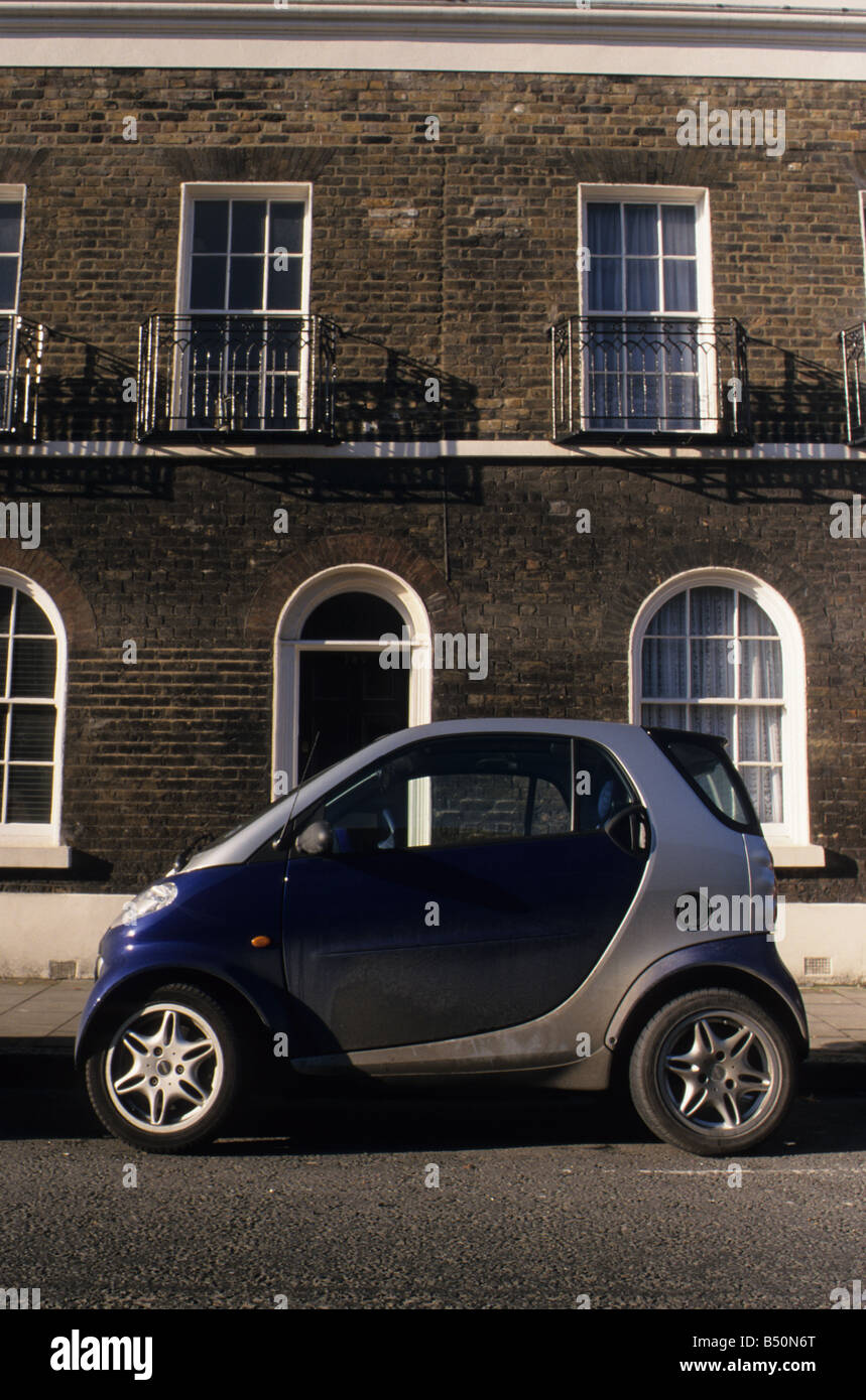Smart Auto vor kleinen spät Georgian House, c1830 am nördlichen Ende des Jubilee Street, Whitechapel, London E1. Stockfoto