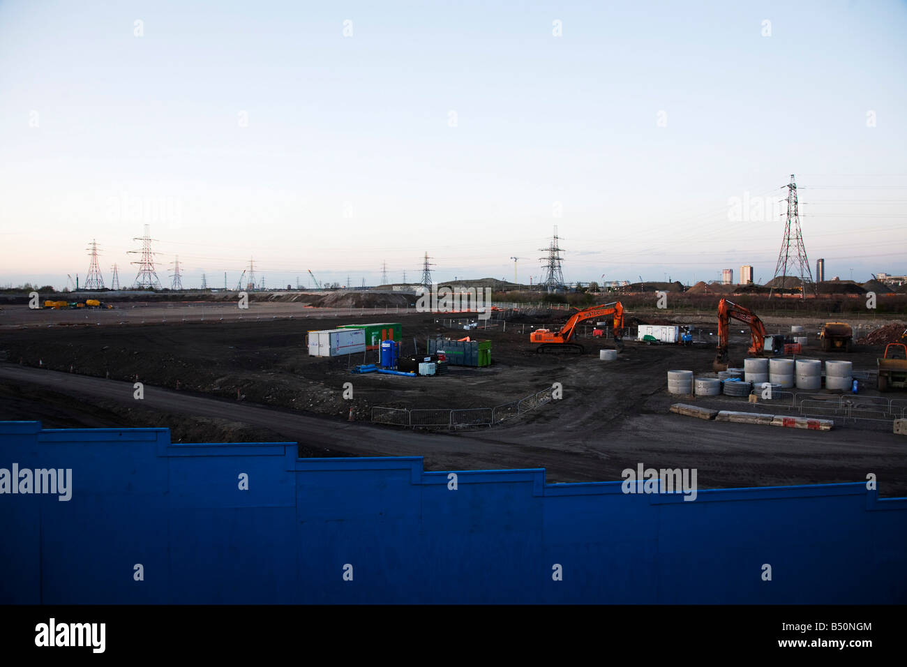 Die blauen Zaun rund um die Olympischen Spiele Baustelle, kilometerlangen. Stockfoto