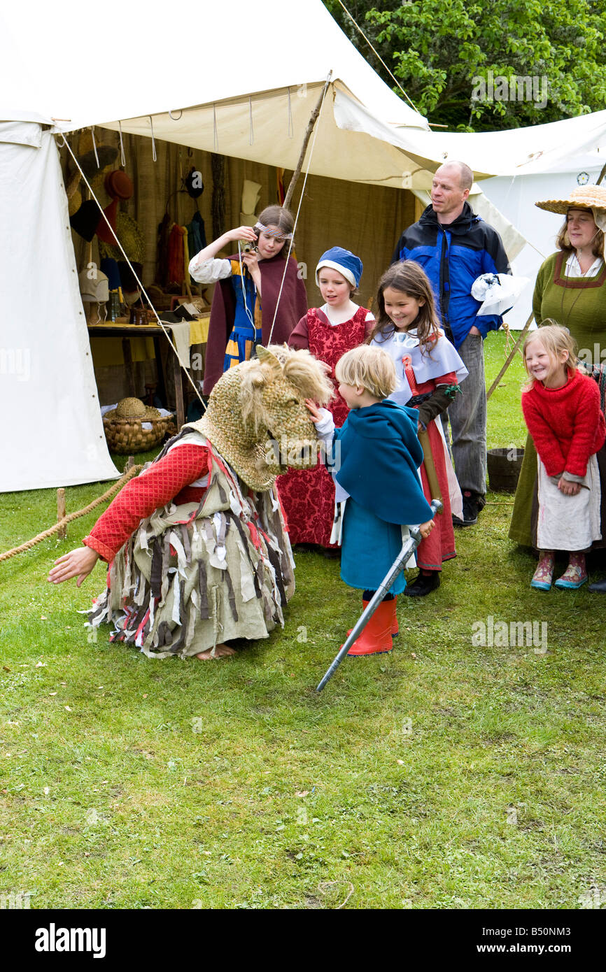 Eine Tanzshow auf eine mittelalterliche Messe in Schottland. Mann, gekleidet wie ein Pferd Stockfoto