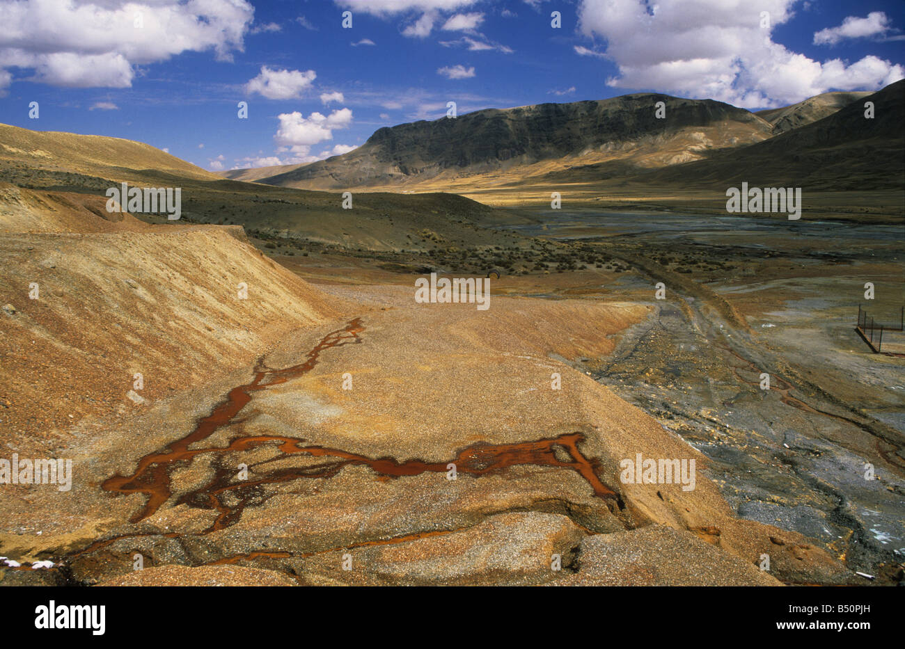 Verseucht durch saure Minenabflüsse und Industrieabfälle auf dem Abraumdamm in der ehemaligen Zinkenmine Milluni, in der Nähe von La Paz, Bolivien Stockfoto