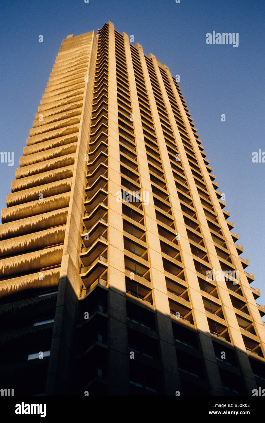 Vierzig Geschichte Wohnblock im Barbican Centre in Richtung Sonnenuntergang fotografiert. Stockfoto