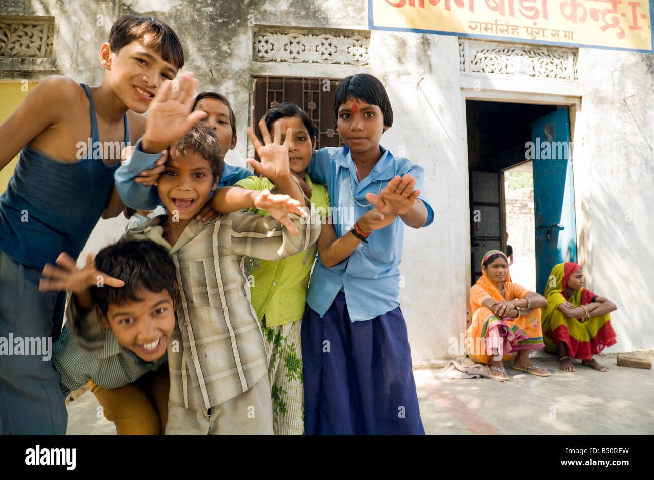 Indien Kinder - Kinder des Dorfes spielen, während ihre Mütter auf, Rajasthan, Indien zurück Stockfoto