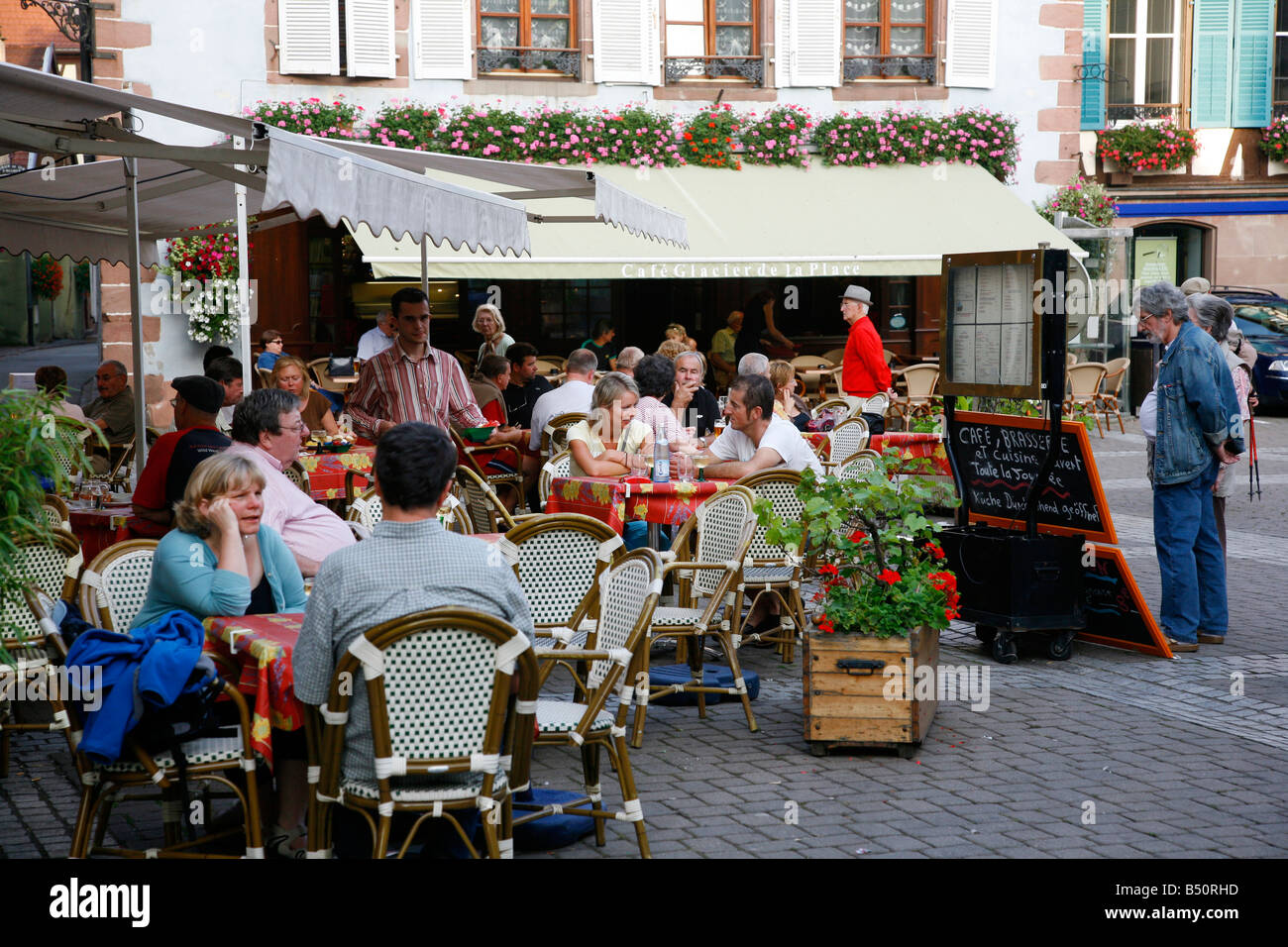 Sep 2008 - Leute sitzen in einem Restaurant im Freien in Ribeauvillé Dorf Elsass Frankreich Stockfoto