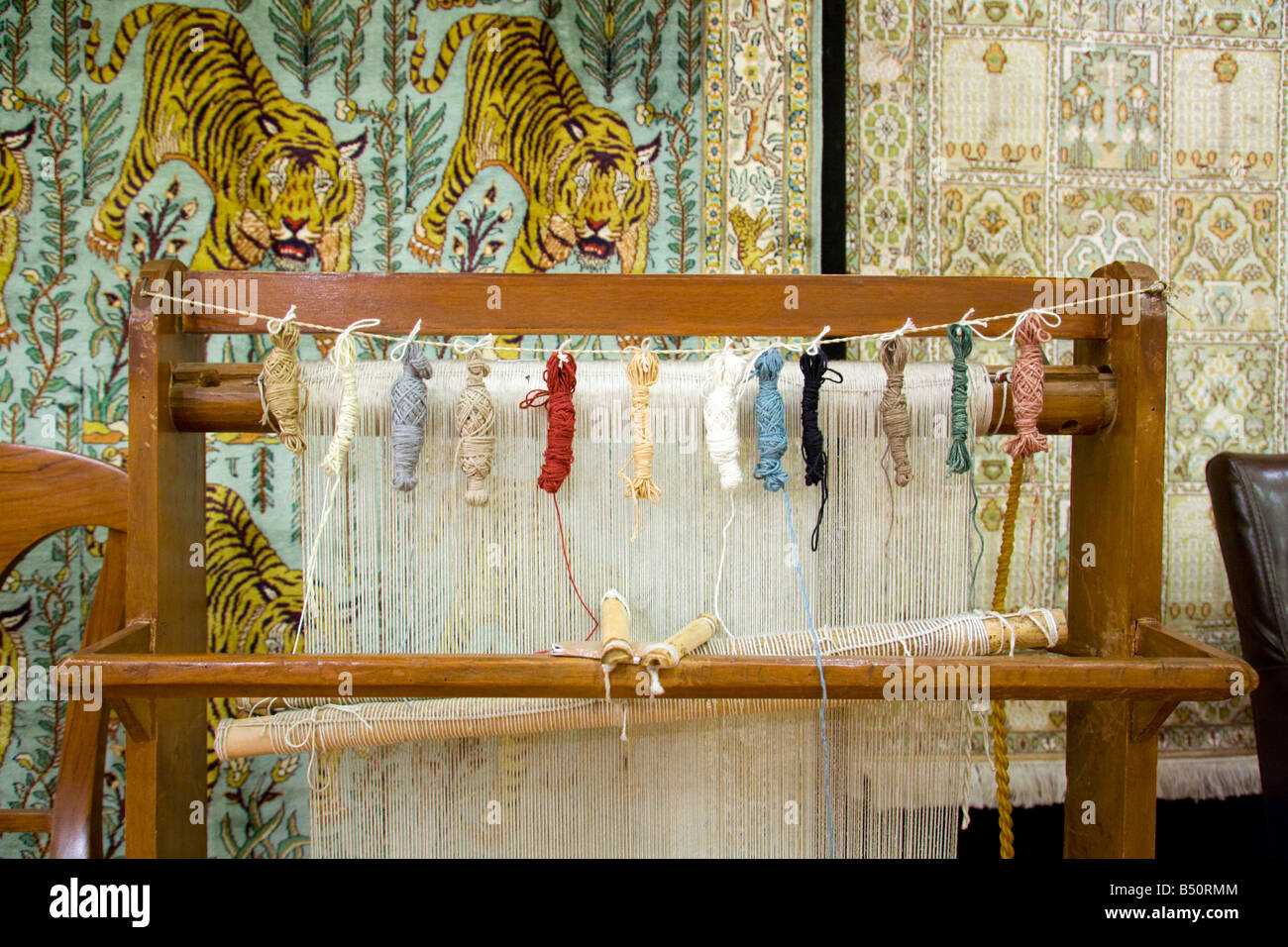 Farbige Wolle auf einem Webstuhl bereit, indische Teppiche, Neu-Delhi, Indien Stockfoto