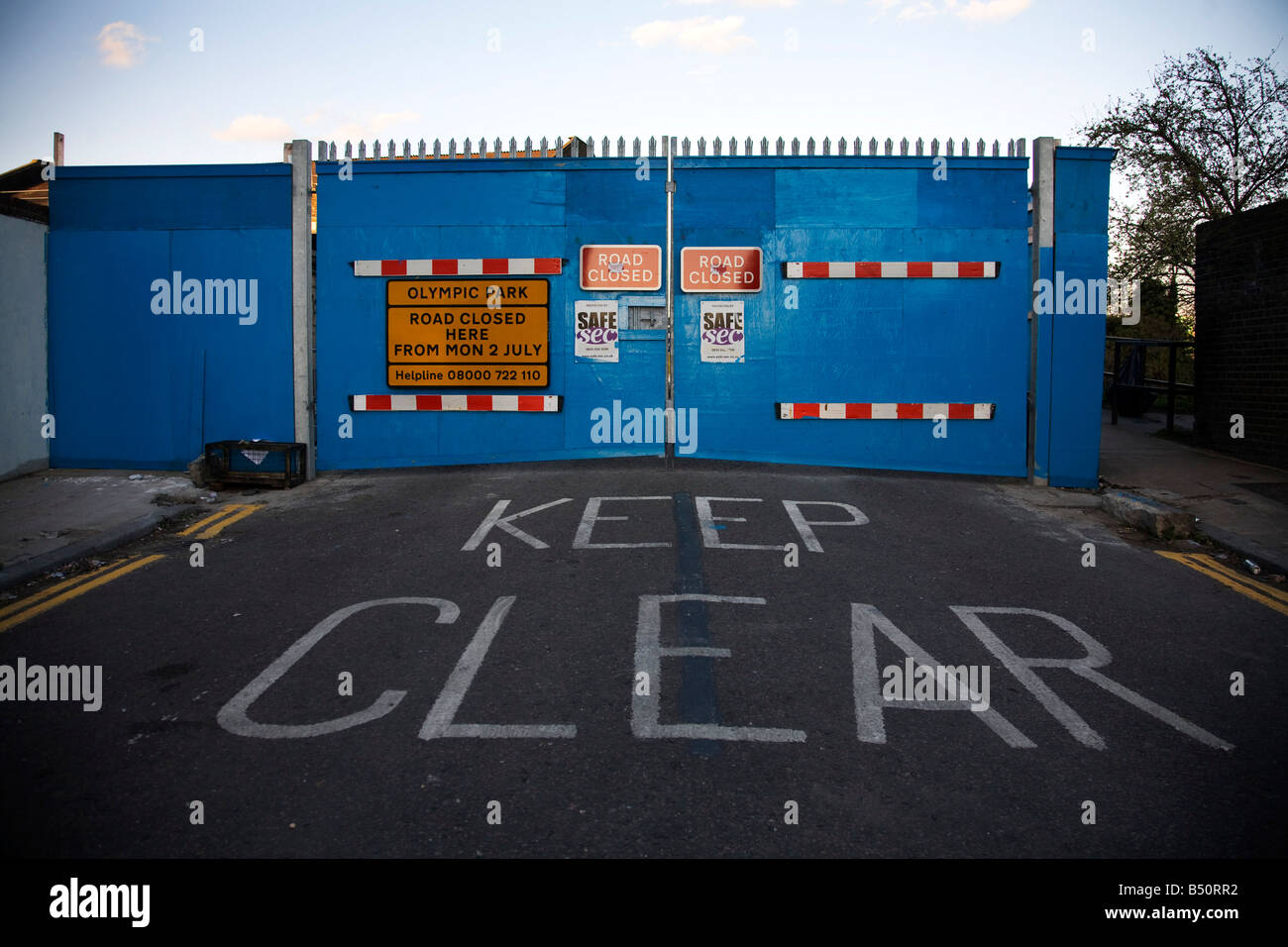 Eine Straße wurde geschnitten und wird jetzt von den blauen Zaun laufen weit und breit der Olympischen Baustelle in East London blockiert Stockfoto